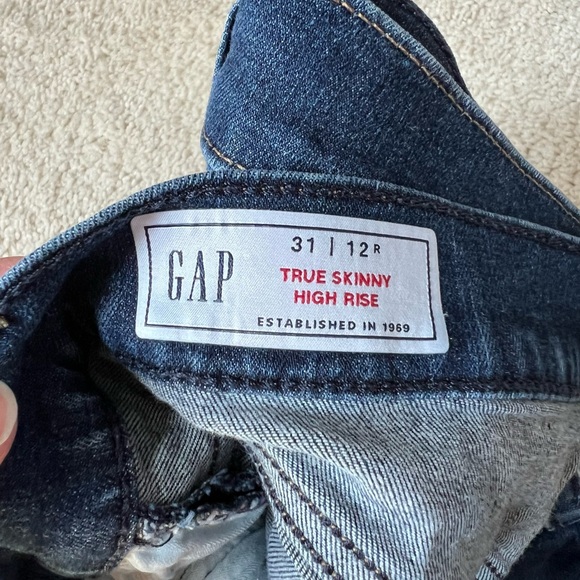 Like new high rise skinny Gap jeans - Picture 2 of 4